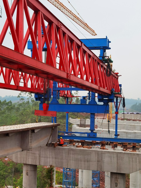 吉林长春架桥机厂家 狭域巧构 精筑通途——城市高架等狭窄场地轮轨式架桥机优化布局与施工工艺