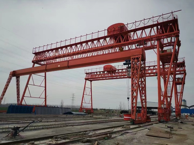 湖北黄石集装箱龙门起重机厂家 轨道式与轮胎式集装箱龙门起重机：差异解析与应用适配