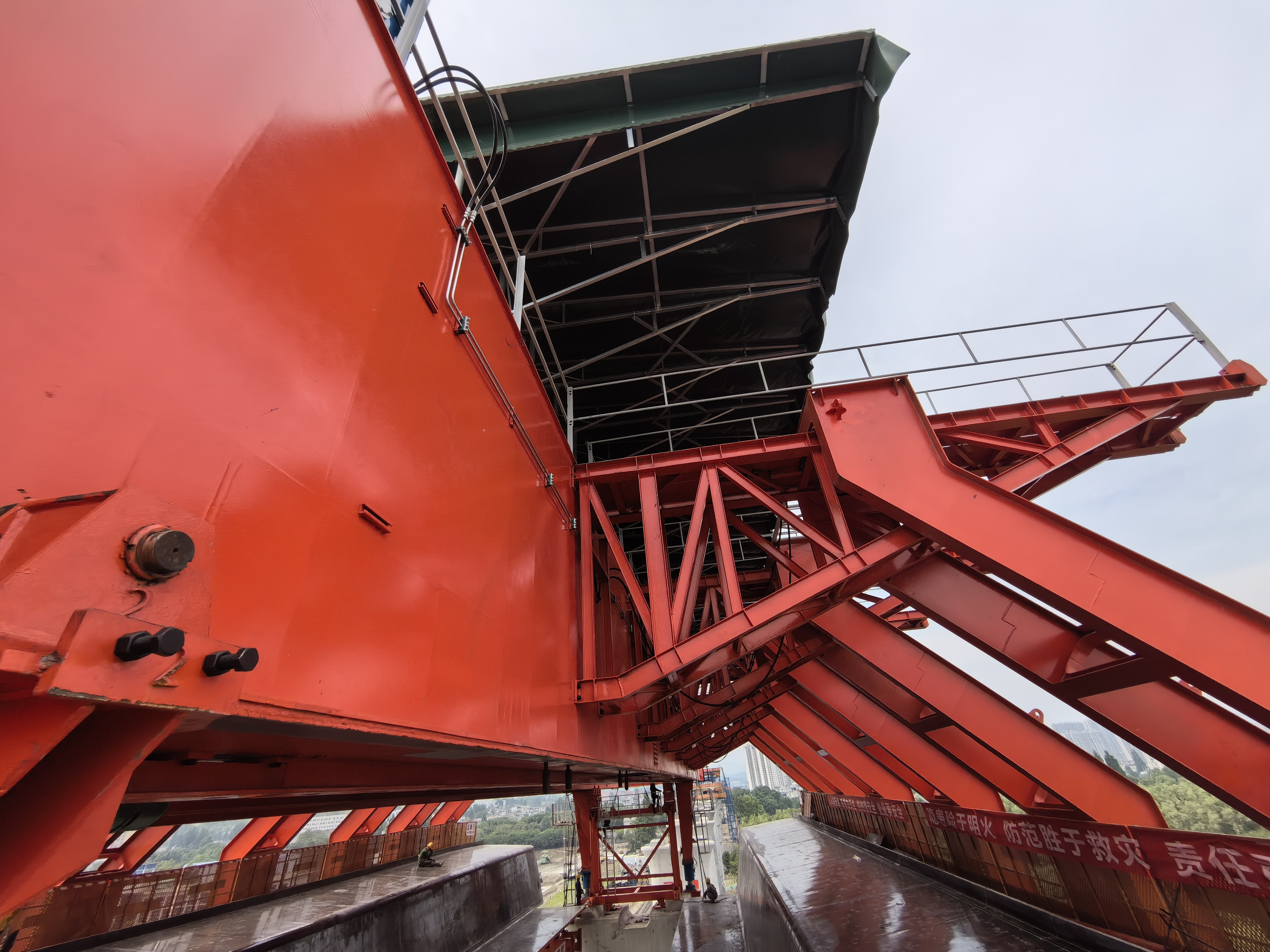 云南玉溪移动模架厂家 场地受限下上行式移动模架拼装技术：特殊工艺解析