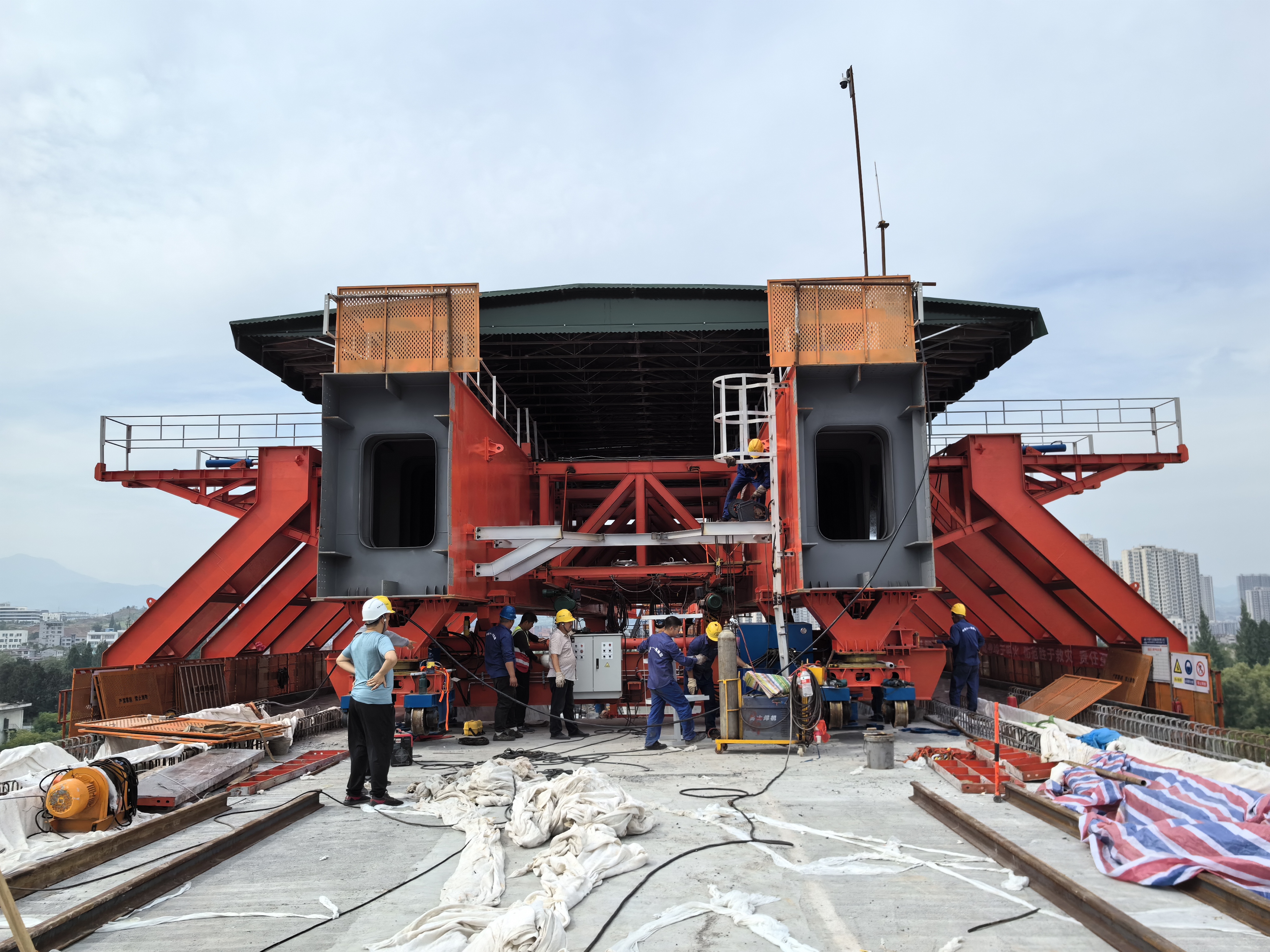 云南昆明移动模架厂家 上行式移动模架预应力张拉与模架脱模工序要点