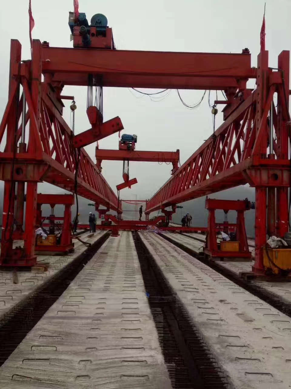 河南信阳架桥机厂家 钢骨筑形：双导梁架桥机整体组装流程详解