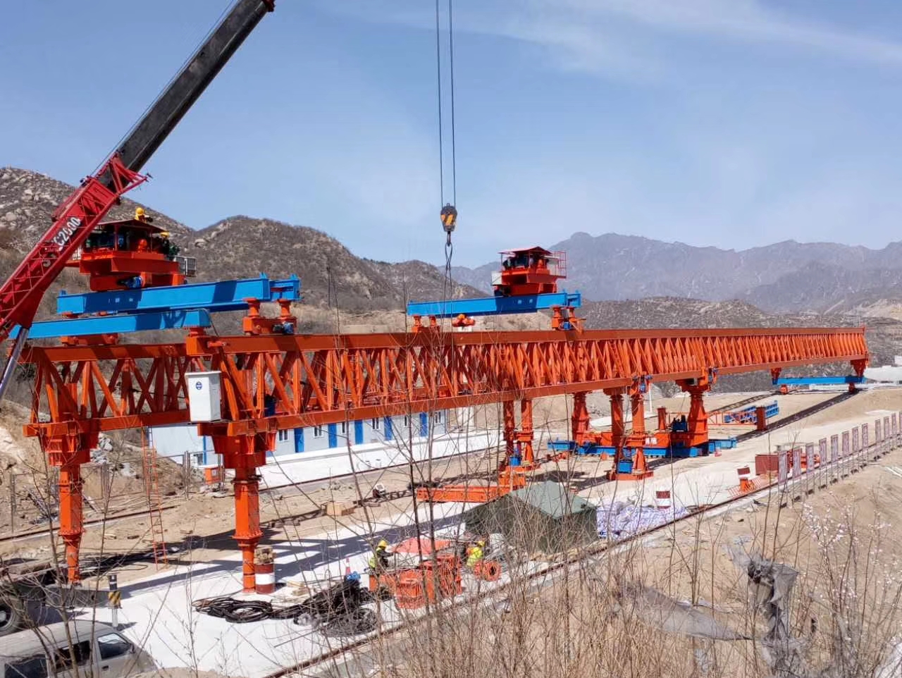 河南周口架桥机厂家 筑稳根基迎巨臂：双导梁架桥机场地布置与基础处理指南