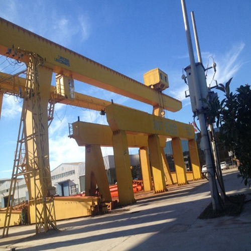 湖北黄冈龙门吊厂家 搭台擎巨梁：造船龙门吊塔架法提升安装的稳筑匠心