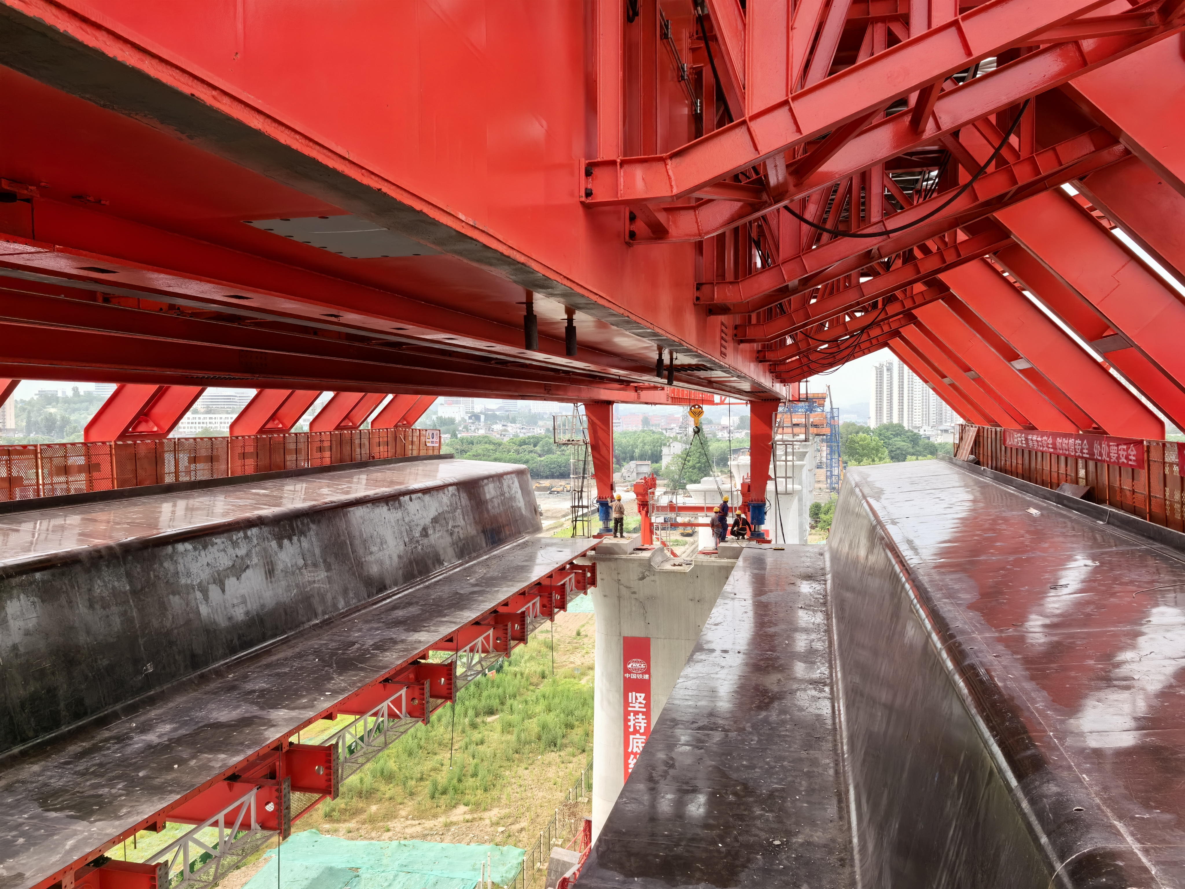 黑龙江绥化移动模架厂家 下行式移动模架牛腿：抱箍力与防滑构造